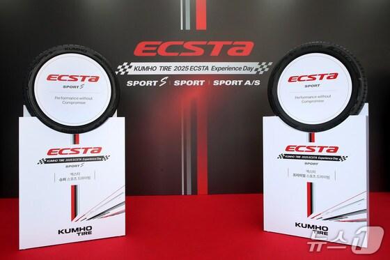 본문 이미지 - 지난 3월 경기 용인 AMG 스피드웨이에서 금호타이어가 공개한 초고성능 타이어 &#39;엑스타 스포츠 5&#39;&#40;왼쪽&#41;와 &#39;엑스타 스포츠&#39;&#40;오른쪽&#41;의 모습&lt;자료사진&gt;&#40;금호타이어 제공&#41;. 2025.03.15.