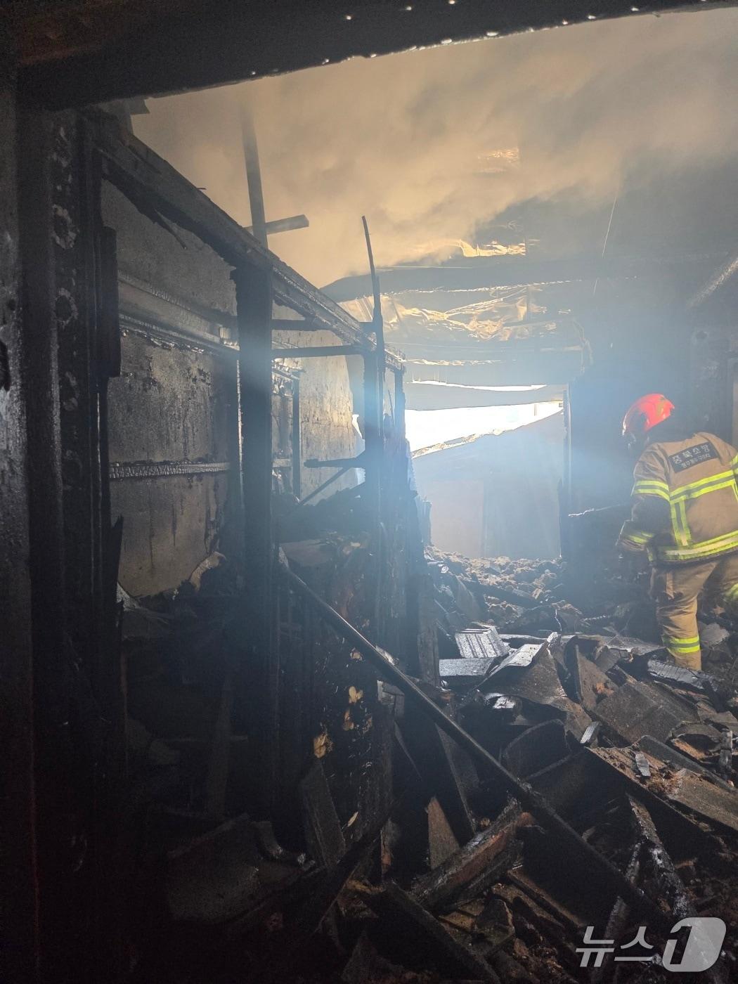 본문 이미지 - 청주 남문로 식당 화재 현장(청주동부소방서 제공. 재판매 및 DB금지)./뉴스1