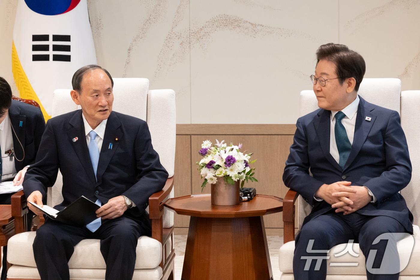 이재명 대통령이 지난 7월 30일 서울 용산 대통령실 청사에서 일한의원연맹 회장인 스가 요시히데 전 일본 총리를 접견하고 있다. (대통령실 제공. 재판매 및 DB금지) 2025.7.30/뉴스1 ⓒ News1 이재명 기자