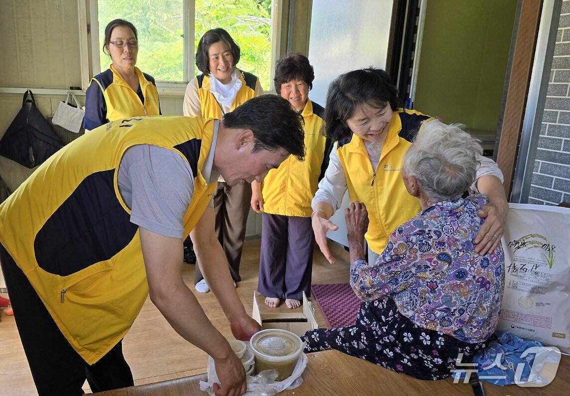 본문 이미지 - 대구 군위군 군위읍과 지역사회보장협의체 직원들이 중복인 30일 복지취약계층에 사랑의 삼계탕을 전달했다. (대구 군위군 군위읍 제공)