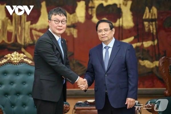 본문 이미지 - 김형년 두나무 부회장이 팜 민 찐 베트남 총리를 접견하는 모습. 출처=베트남 국영 방송&#40;VOV&#41;