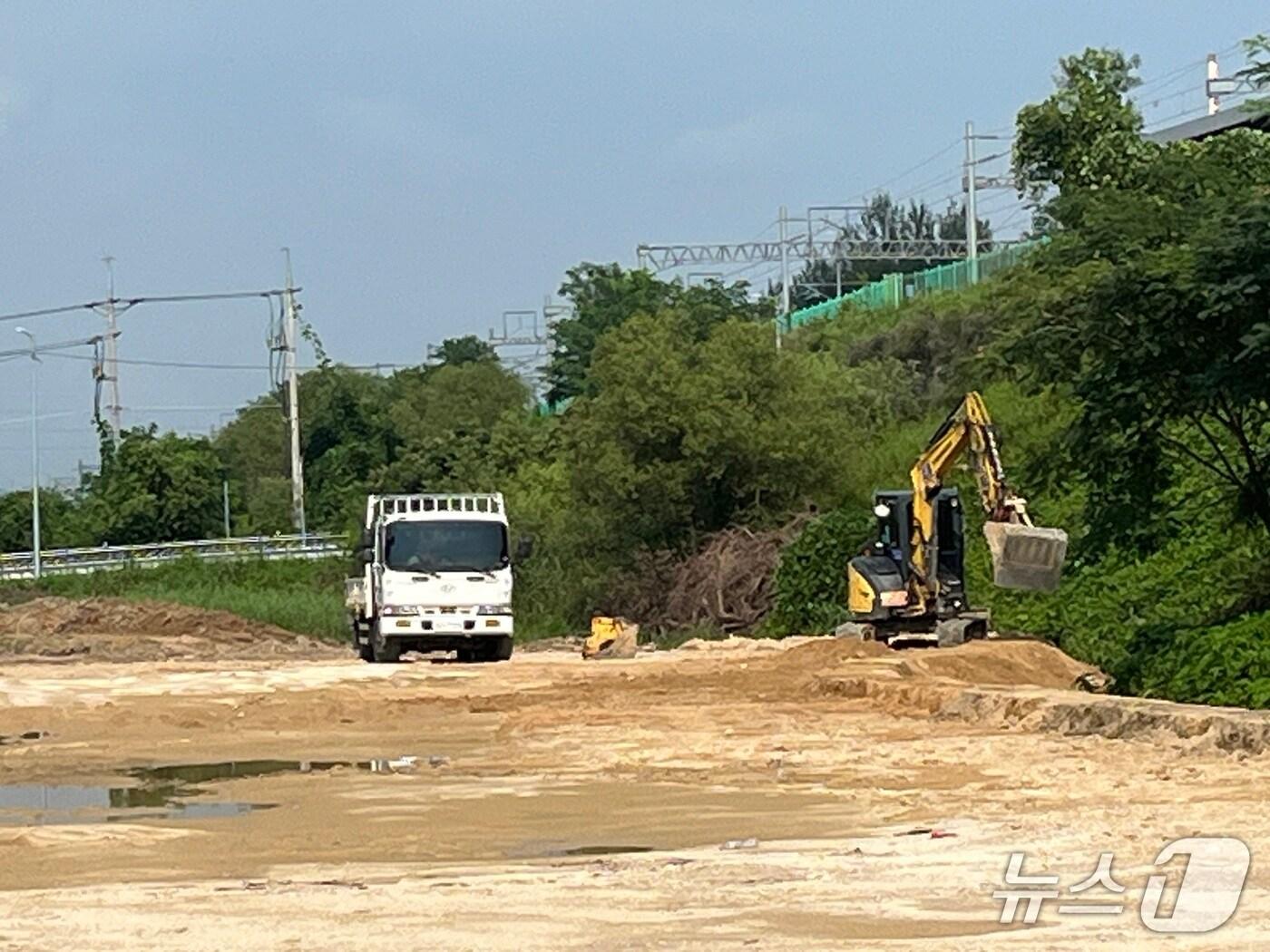 본문 이미지 - 이천시가 8월 완공을 목표로 공사를 하고 있는 부발역 임시 공영주차장 모습.(이천시 제공)
