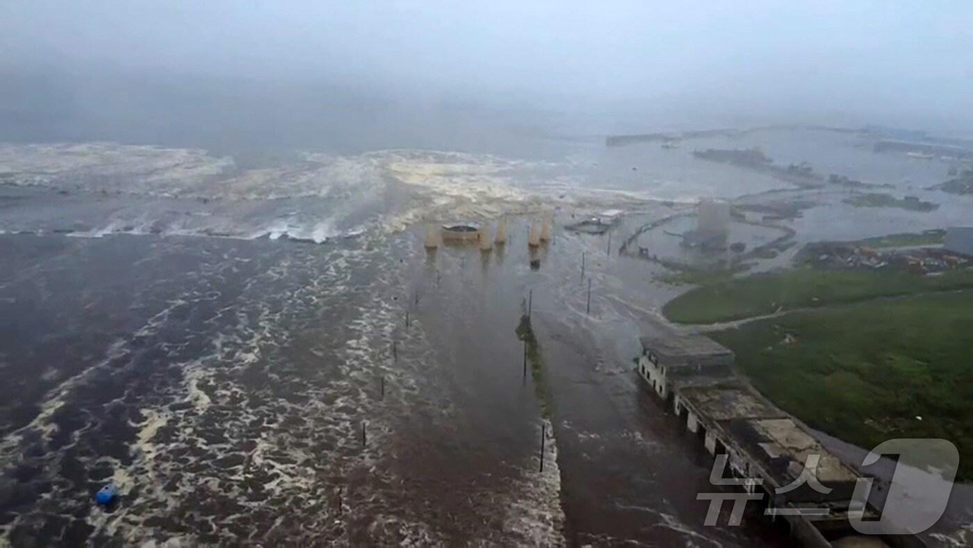 30일 캄차카반도 8.8 강진 후 러시아 북부 쿠릴열도 파라무시르섬에 쓰나미가 닥치는 모습. 러시아 과학아카데미가 공개한 드론 영상 캡처 화면.2025.07.30. ⓒ AFP=뉴스1