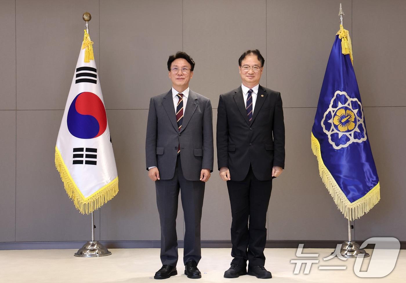 김민석 국무총리가 30일 정부세종청사에서 열린 차관급 임명장 수여식에서 김영수 국무조정실 국무1차장에게 임명장을 수여한 뒤 기념촬영을 하고 있다. 2025.7.30/뉴스1 ⓒ News1 김성진 기자