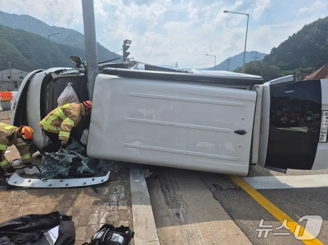 본문 이미지 - 강원 인제 북면 한계사거리 사고 현장.(강원도소방본부 제공, 재판매 및 DB금지)