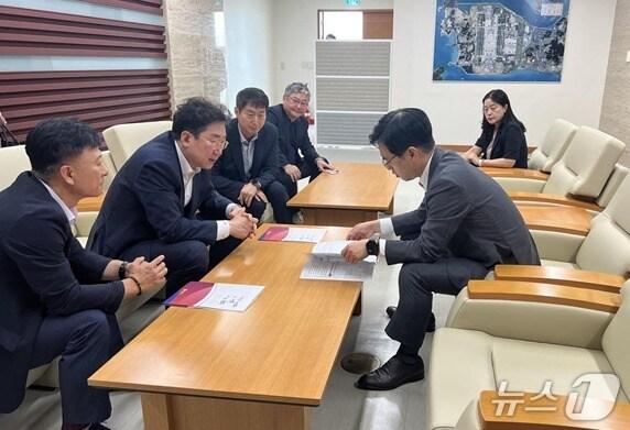 본문 이미지 - 원강수 강원 원주시장이 30일 김민재 행정안전부 차관과 지역 현안에 대해 논의하는 모습. &#40;원주시 제공. 재판매 및 DB금지&#41; 2025.7.30/뉴스1