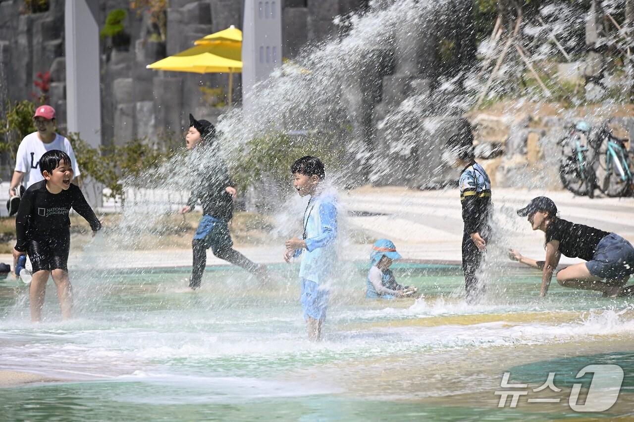 본문 이미지 - 강원 평창군 평창읍  물놀이장에서 어린이들이 뛰어 노는 모습.  (평창군 제공. 재판매 및 DB금지) 2025.7.30/뉴스1