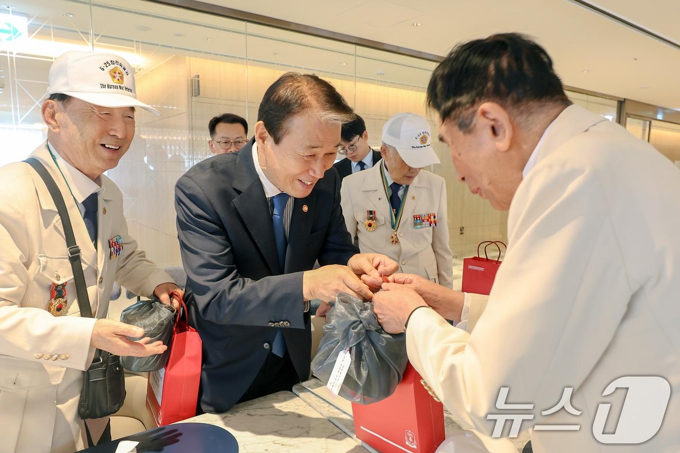 권오을 국가보훈부 장관이참전유공자 및 유가족들에게 선물을 전달하고 있다.&#40;국가보훈부 제공. 재판매 및 DB금지&#41; 2025.7.30/뉴스1 ⓒ News1 민경석 기자