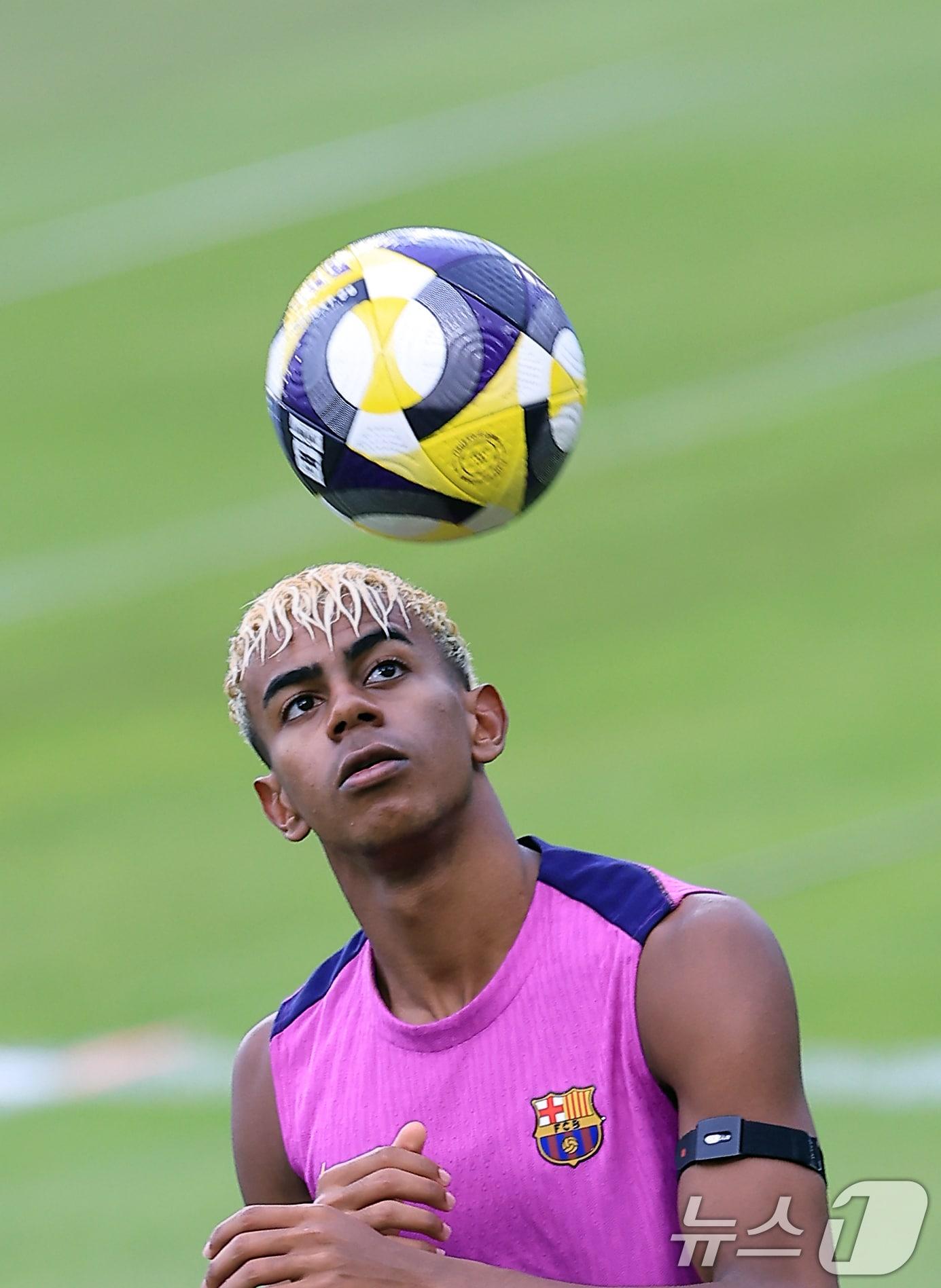본문 이미지 - 30일 오후 경기도 고양시 일산서구 고양종합운동장에서 미디어 공개로 진행된 FC 바르셀로나 훈련 세션에서 라민 야말이 어깨로 볼 트래핑을 하고 있다. 2025.7.30/뉴스1 ⓒ News1 박정호 기자