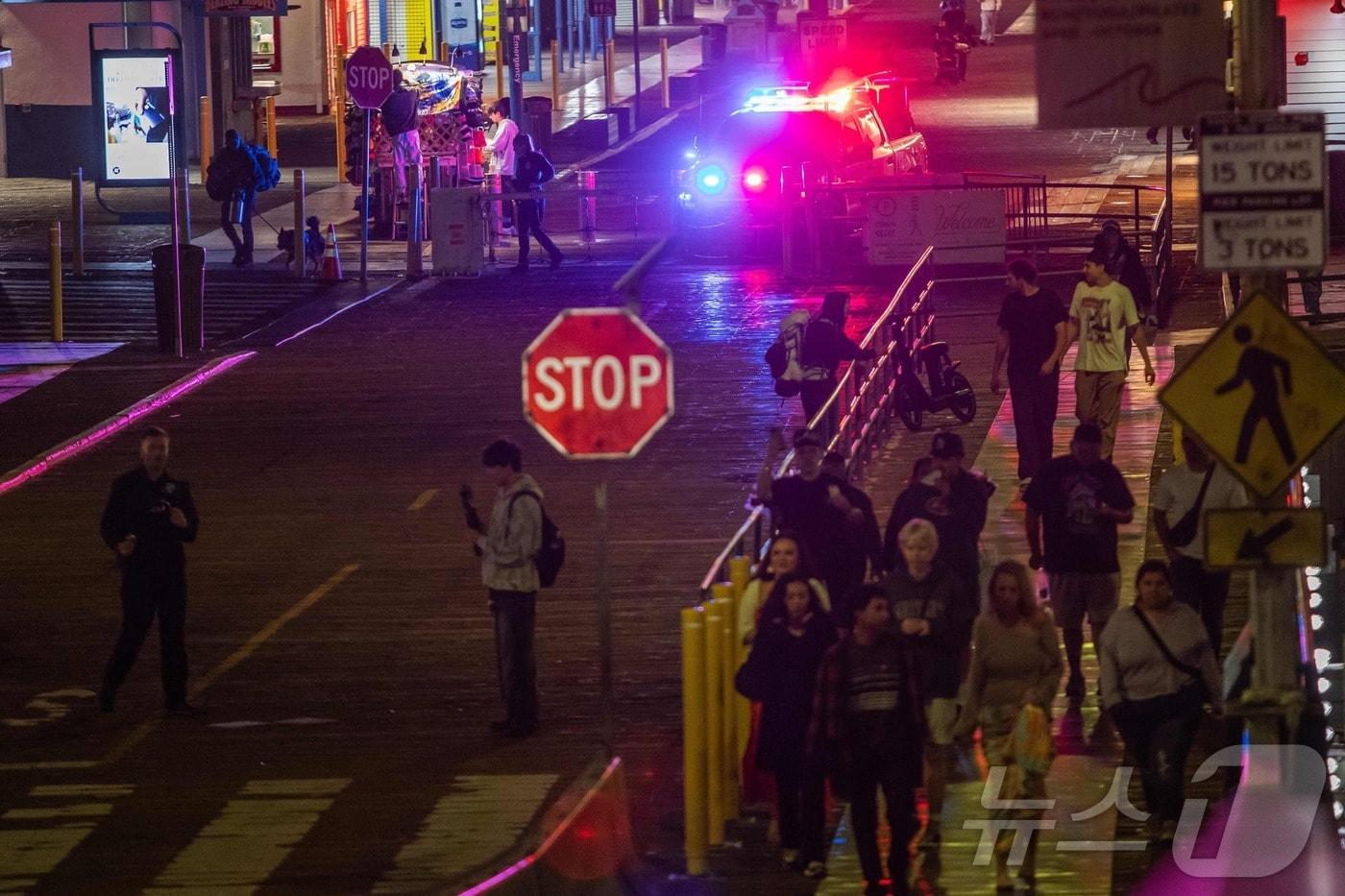 30일&#40;현지시간&#41; 쓰나미 경보가 발령된 미국 캘리포니아주 산타모니카에 부두 폐쇄를 알리는 신호가 설치돼 있다. 2025.07.30 ⓒ AFP=뉴스1 ⓒ News1 이지예 객원기자