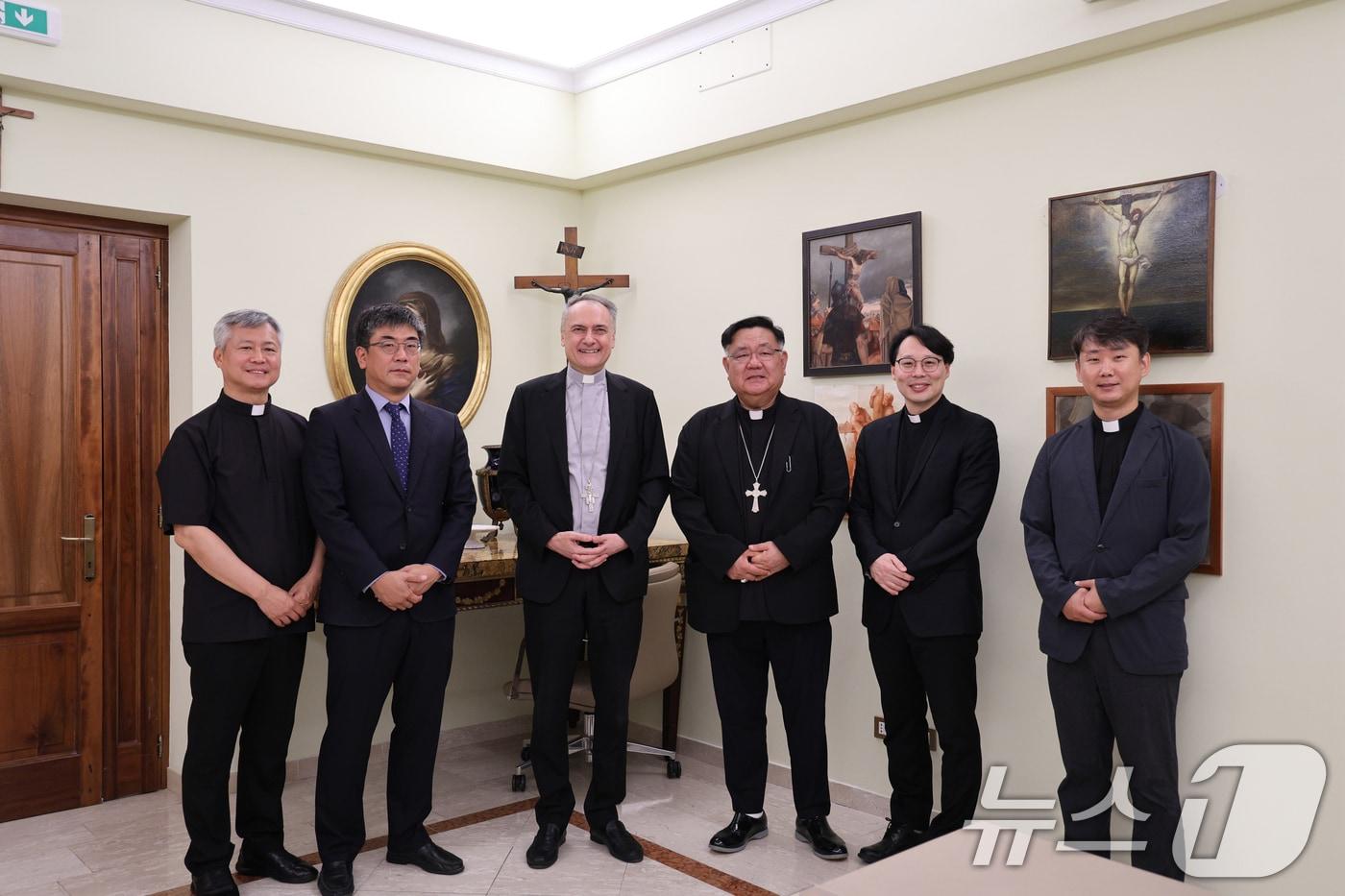 29일&#40;현지 시각&#41; 바티칸 교황청에서 성 바티칸 베드로 대성전에 설치될 새로운 한국어 오디오 가이드 전달식이 열렸다. 왼쪽부터 교황청립 로마한인신학원장 정연정 몬시뇰, 주교황청 대한민국 대사관 이정우 대사대리, 바티칸시국 총대리 마우로 감베티 추기경, 서울대교구 이경상 주교, 최광희 주교, 홍보위원회 언론담당 이재협 신부.&#40;천주교 서울대교구 제공. 재판매 및 DB금지&#41; 2025.7.30/뉴스1 ⓒ News1 민경석 기자