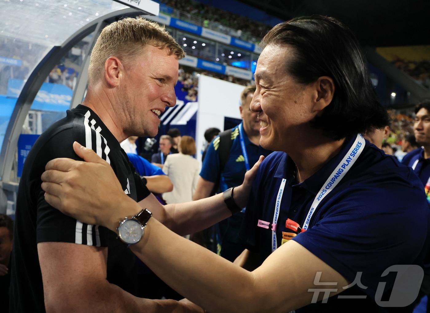 본문 이미지 - 30일 오후 경기 수원시 팔달구 수원월드컵경기장에서 열리는 쿠팡플레이 시리즈 팀 K리그와 잉글랜드 프리미어리그 뉴캐슬 유나이티드의 경기를 앞두고 뉴캐슬 에디 하우 감독과 팀 K리그 김판곤 감독이 인사를 나누고 있다. 2025.7.30/뉴스1 ⓒ News1 김진환 기자