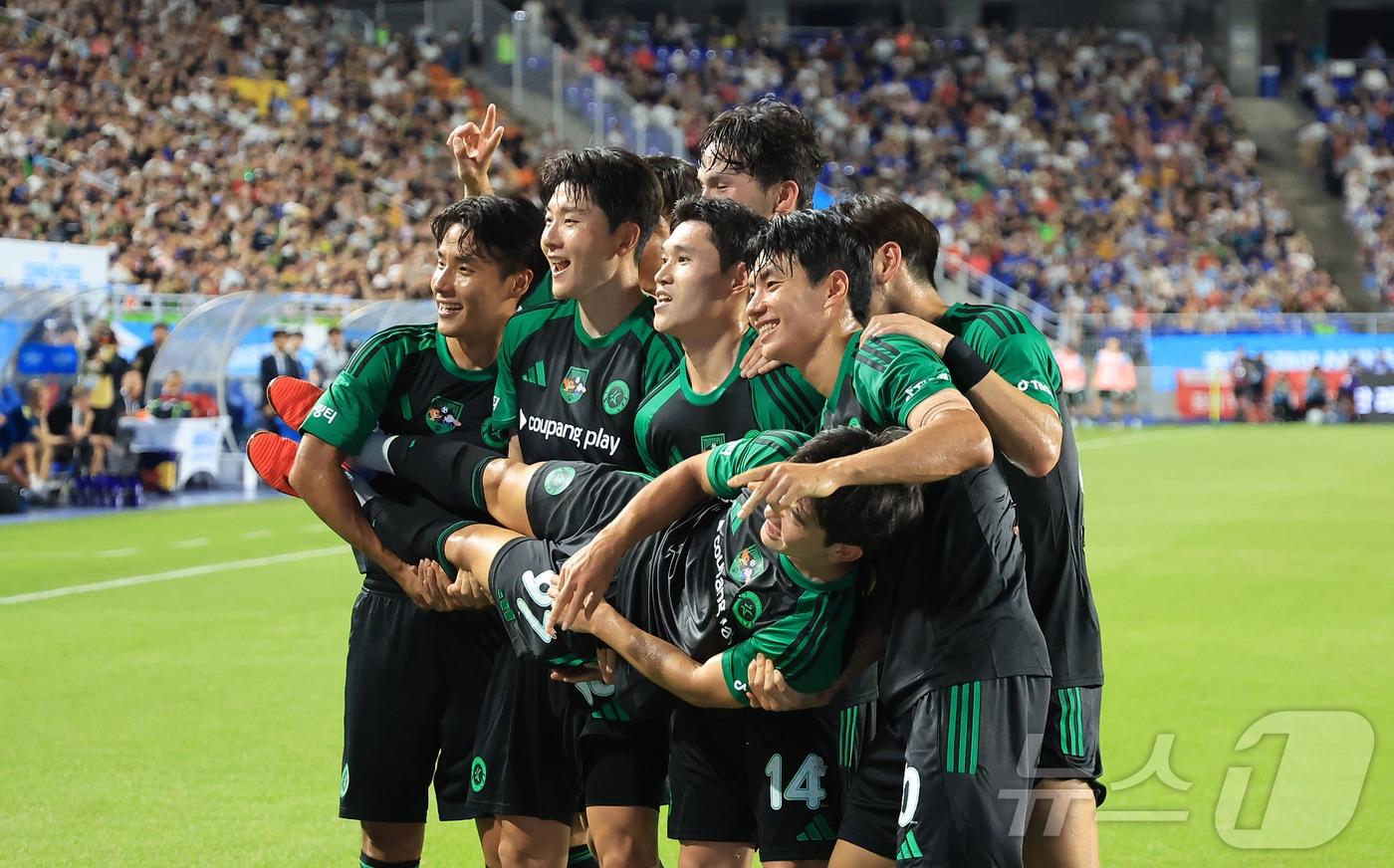 30일 오후 경기 수원시 팔달구 수원월드컵경기장에서 열린 쿠팡플레이 시리즈 팀 K리그와 잉글랜드 프리미어리그 뉴캐슬 유나이티드의 경기, 전반 선취골을 넣은 팀 K리그 김진규가 동료들과 함께 세리머니를 하고 있다. 2025.7.30/뉴스1 ⓒ News1 김진환 기자