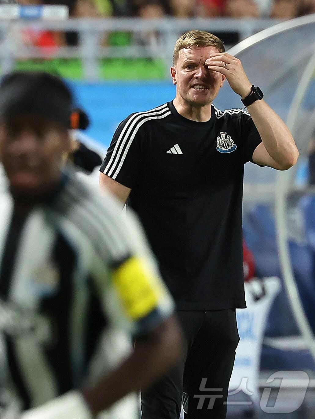 본문 이미지 - 30일 오후 경기 수원시 팔달구 수원월드컵경기장에서 열린 쿠팡플레이 시리즈 팀 K리그와 잉글랜드 프리미어리그 뉴캐슬 유나이티드의 경기, 후반 뉴캐슬 에디 하우 감독이 경기를 지켜보며 아쉬운 표정을 짓고 있다. 2025.7.30/뉴스1 ⓒ News1 김진환 기자