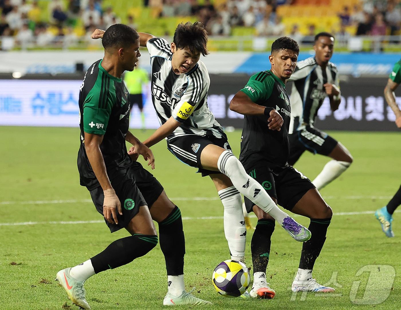 본문 이미지 - 30일 오후 경기 수원시 팔달구 수원월드컵경기장에서 열린 쿠팡플레이 시리즈 팀 K리그와 잉글랜드 프리미어리그 뉴캐슬 유나이티드의 경기, 후반 뉴캐슬 박승수가 헛발질을 하고 있다. 2025.7.30/뉴스1 ⓒ News1 김진환 기자