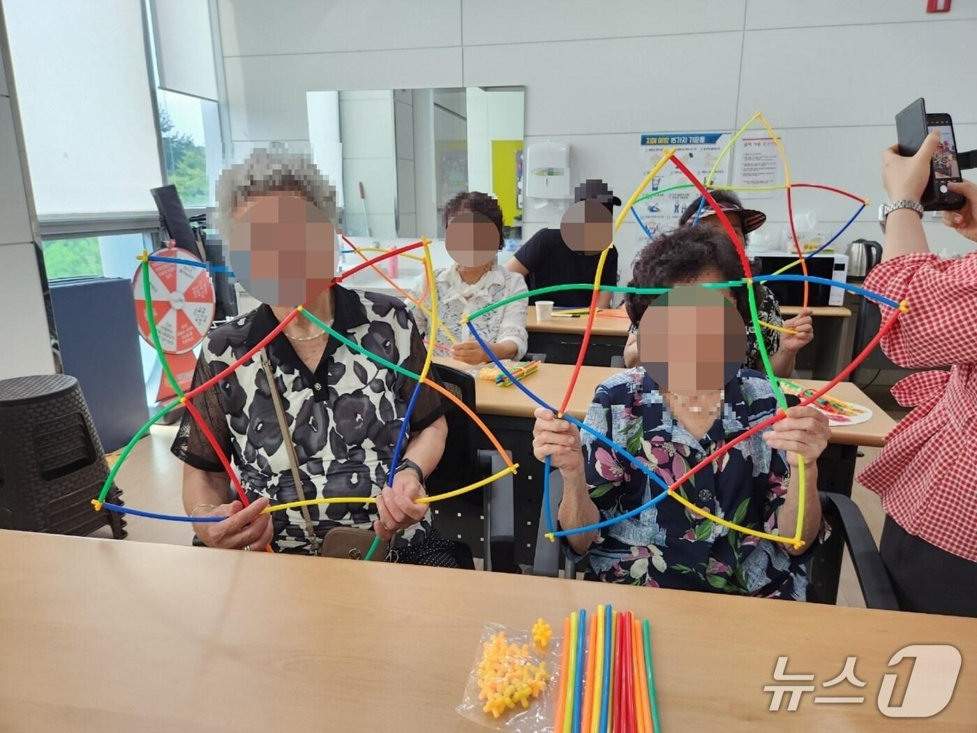 본문 이미지 - 충북 증평군보건소 치매환자 쉼터 프로그램 운영 모습.(증평군 제공, 재판매 및 DB금지)/뉴스1