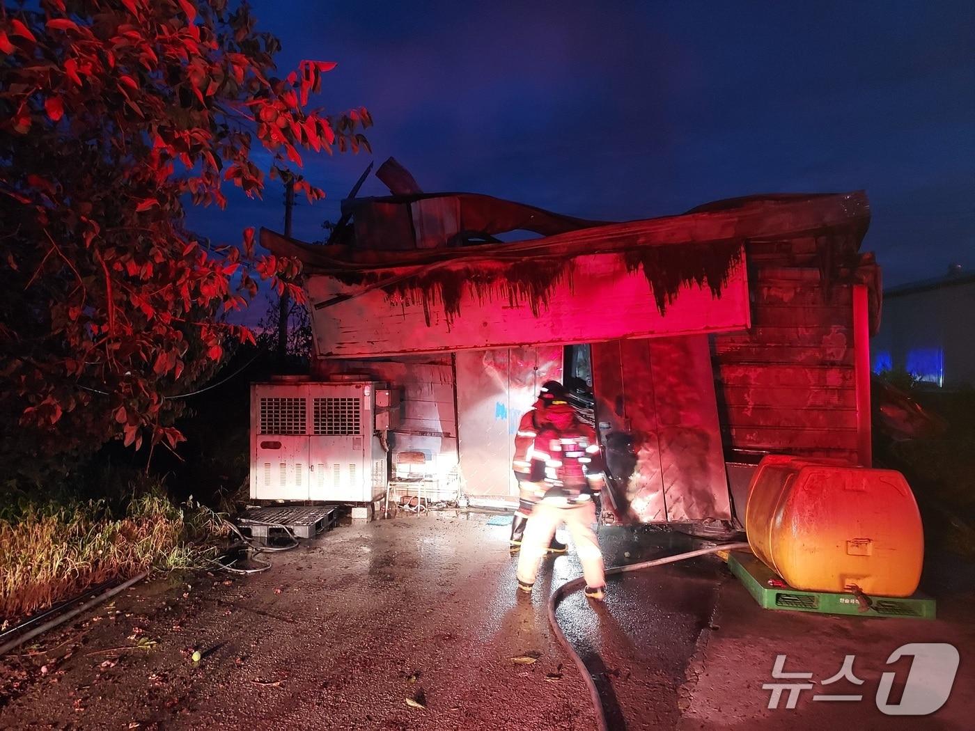 본문 이미지 - 익산 창고 화재 현장.&#40;전북소방본부 제공. 재판매 및 DB금지&#41;