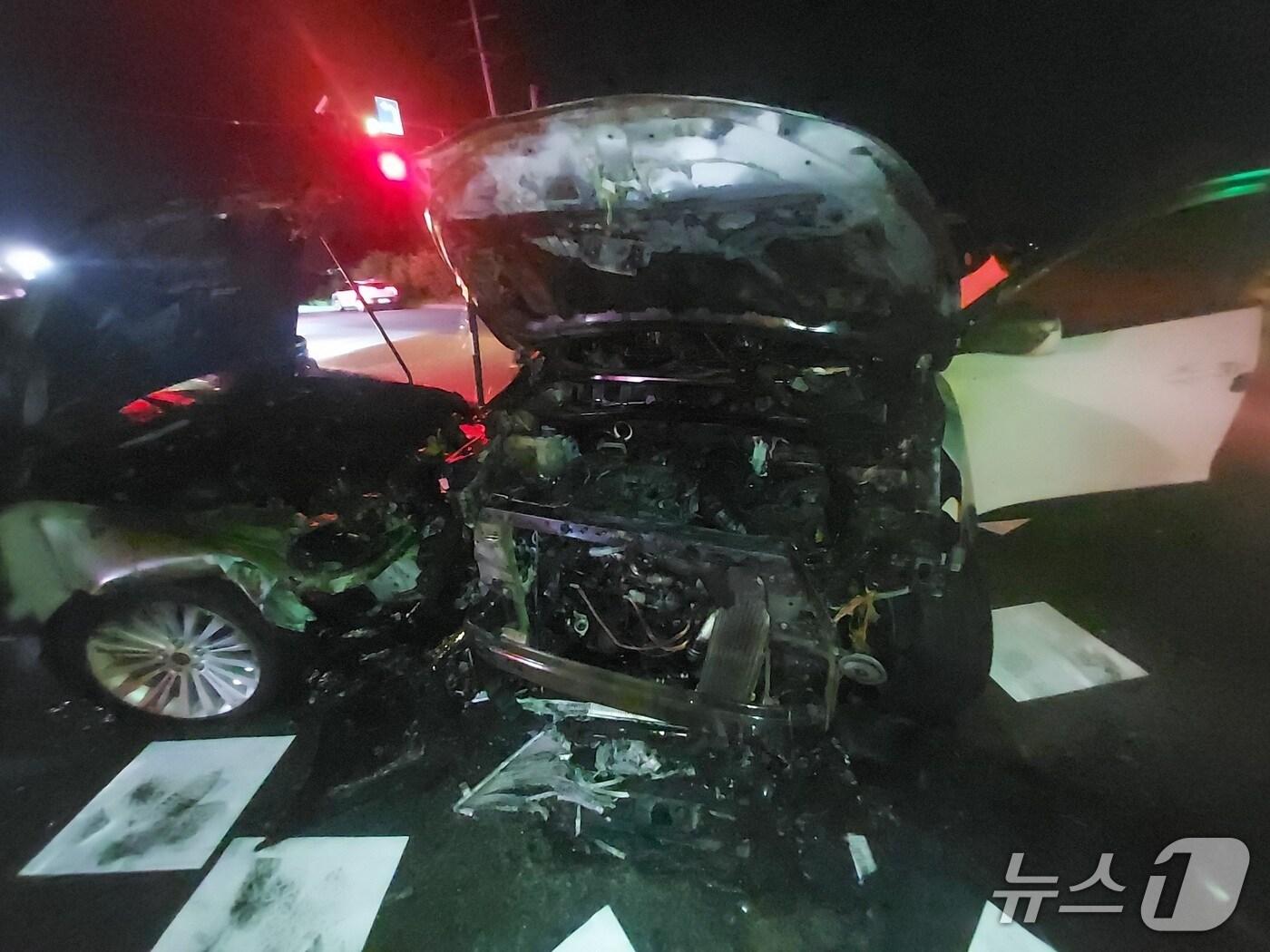 본문 이미지 - 익산 차량 화재 현장.&#40;전북소방본부 제공. 재판매 및 DB금지&#41;