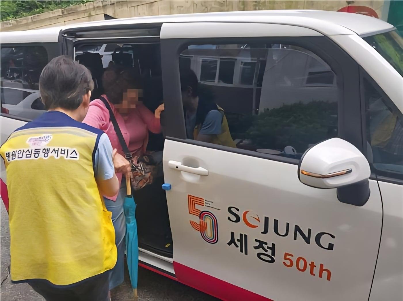 본문 이미지 - &lt;em&gt;세정x부산시 &lt;/em&gt;&lt;em&gt;병&#39;안심동행서비스&lt;/em&gt;&lt;em&gt; 차량 이미지&lt;/em&gt;&#40;세정그룹제공&#41;