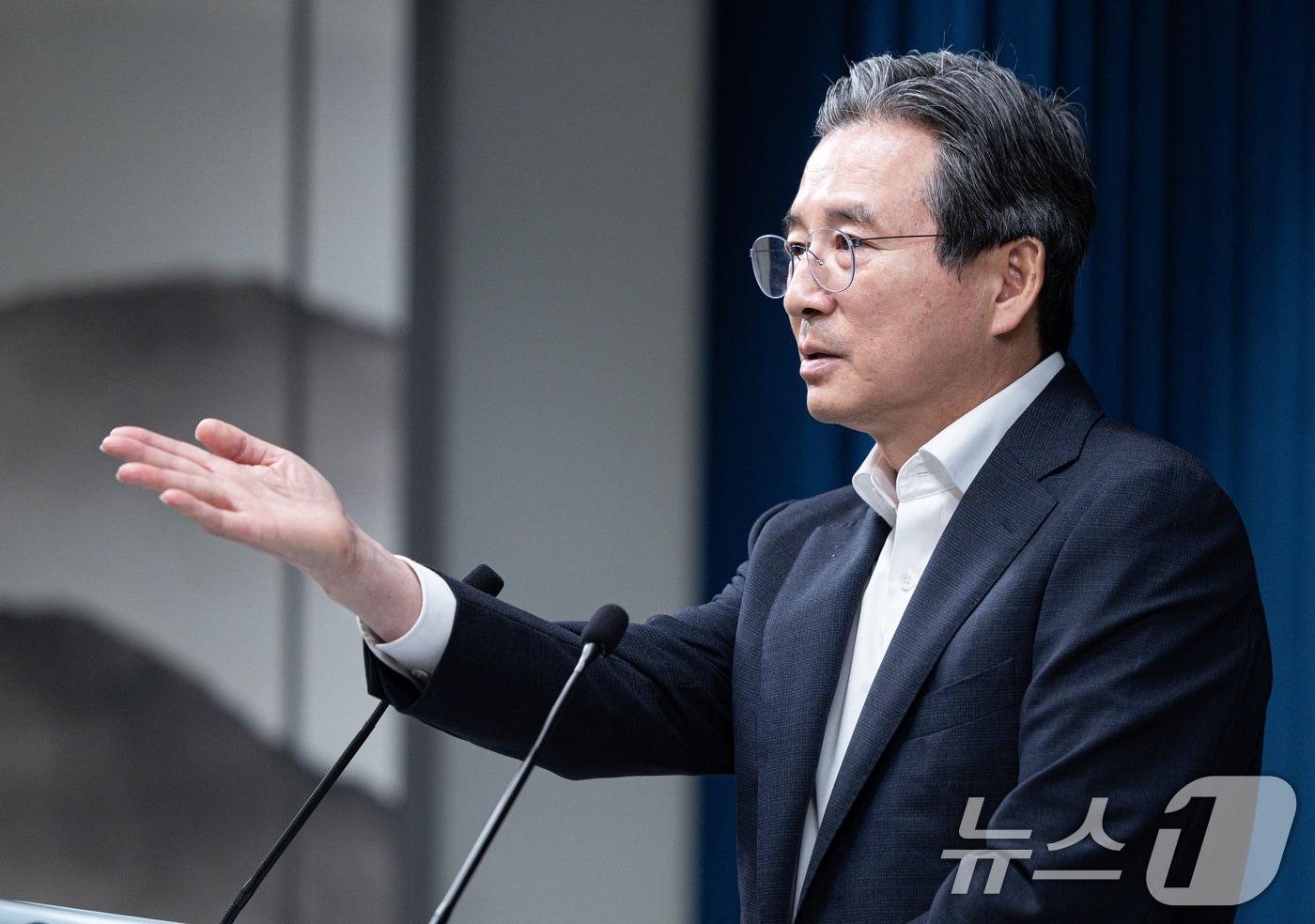 김용범 정책실장이 31일 서울 용산 대통령실 청사에서 열린 한미 관세 협상 타결 관련 브리핑에서 취재진 질문을 받고 있다. 2025.7.31/뉴스1 ⓒ News1 이재명 기자