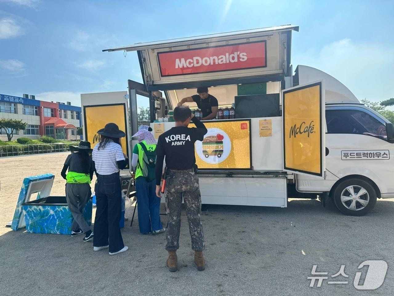 본문 이미지 - 한국맥도날드가 수해 복구에 한창인 예산에 지원한 음료트럭 모습. (예산군 제공, 재판매 및 DB금지) / 뉴스1