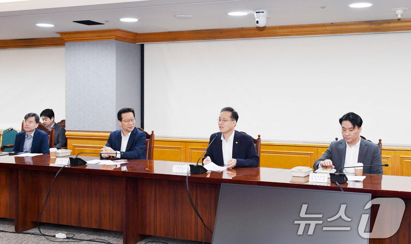 이형일 기획재정부 차관이 31일 서울 중구 은행회관에서 열린 &#39;거시경제금융회의&#39;를 주재하고 있다. &#40;기획재정부 제공. 재판매 및 DB 금지&#41; 2025.7.31/뉴스1