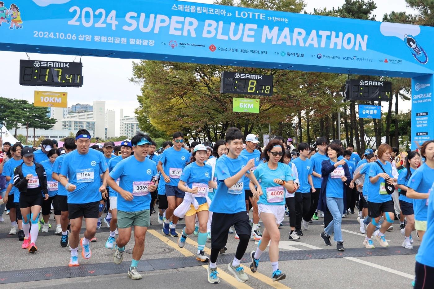 롯데가 지난해 10월 서울 마포구 평화의공원 일대에서 &#39;제9회 슈퍼블루마라톤&#39;을 개최했다&#40;롯데지주 제공&#41;