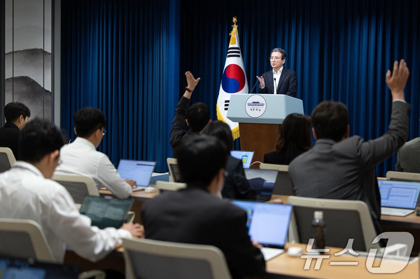 김용범 정책실장이 31일 서울 용산 대통령실 청사에서 열린 한미 관세 협상 타결 관련 브리핑에서 취재진 질문을 받고 있다. 2025.7.31/뉴스1 ⓒ News1 이재명 기자