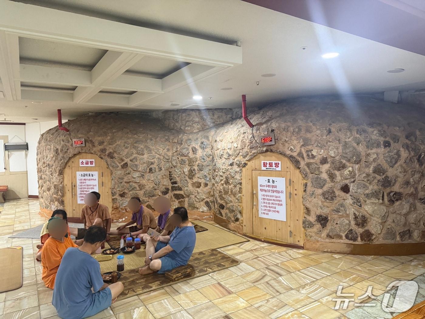 본문 이미지 - 30일 오후 서울 영등포구의 동행목욕탕에서 폭염을 피해 휴식을 취하고 있는 주민들의 모습