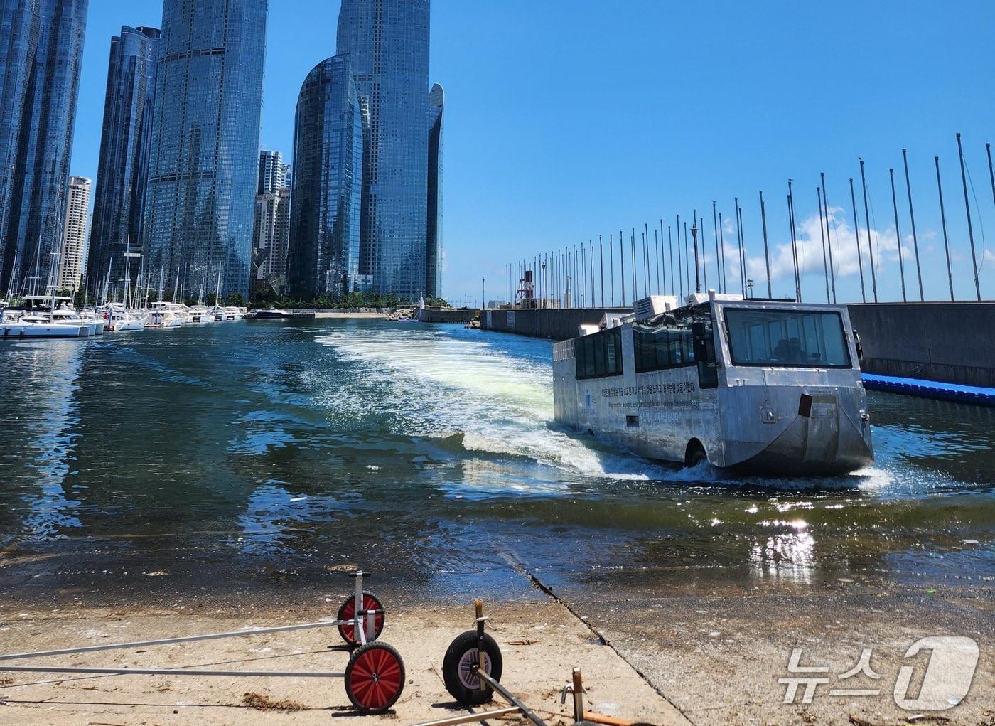 본문 이미지 - 부산 수영만요트경기장에서 시범 운항 중인 수륙양용버스.(부산시 제공. 재판매 및 DB 금지)