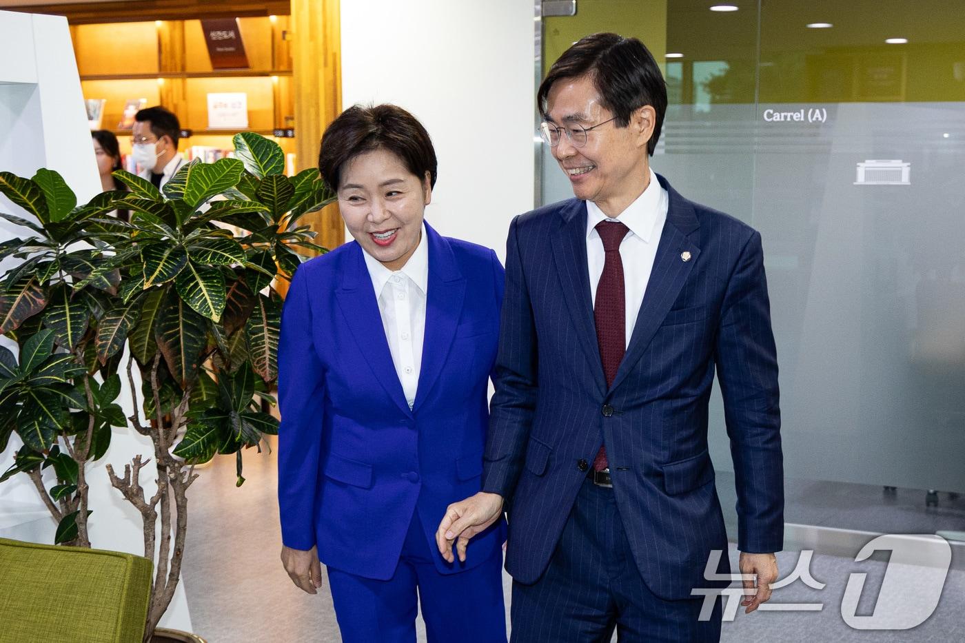 국민의힘 당대표 출마를 선언한 조경태, 양향자 의원이 31일 서울 여의도 국회 의원회관에서 만나 자리로 이동하고 있다. 2025.7.31/뉴스1 ⓒ News1 유승관 기자