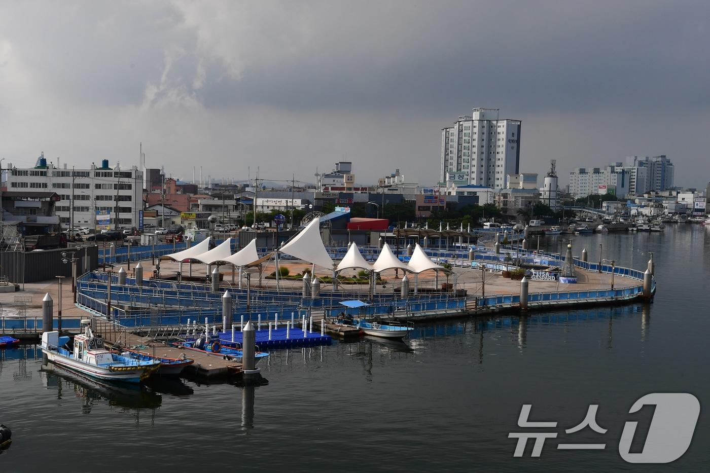 포항시 동빈내항에 있는 캐릭터해상공원에 발길이 끊기면서 방치되고 있다. 포항시가 2017년 7월 100억 원을 들여 만들었지만 2017년 11월 촉발지진 이후 운영이 중단됐다. 2025.7.31/뉴스1 ⓒ News1 최창호 기자