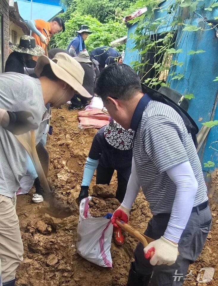 본문 이미지 - 예산 수해복구 지원하는 이응우 계룡시장.(오른쪽) (계룡시 제공.재판매 및 DB금지)/뉴스1