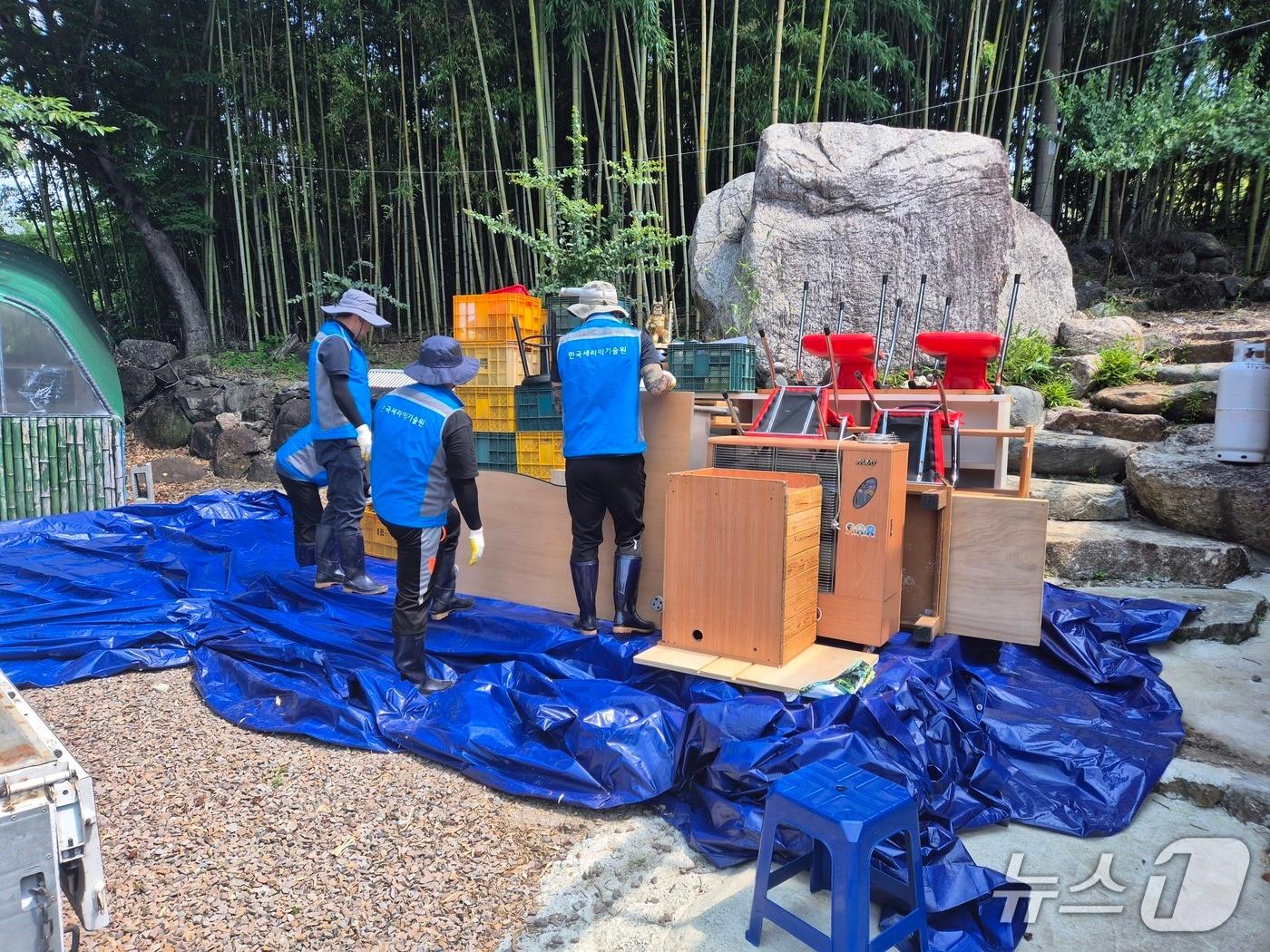 본문 이미지 - 한국세라믹기술원의 산청 수해 복구 지원 활동 장면(세라믹기술원 제공. 재판매 및 DB금지)