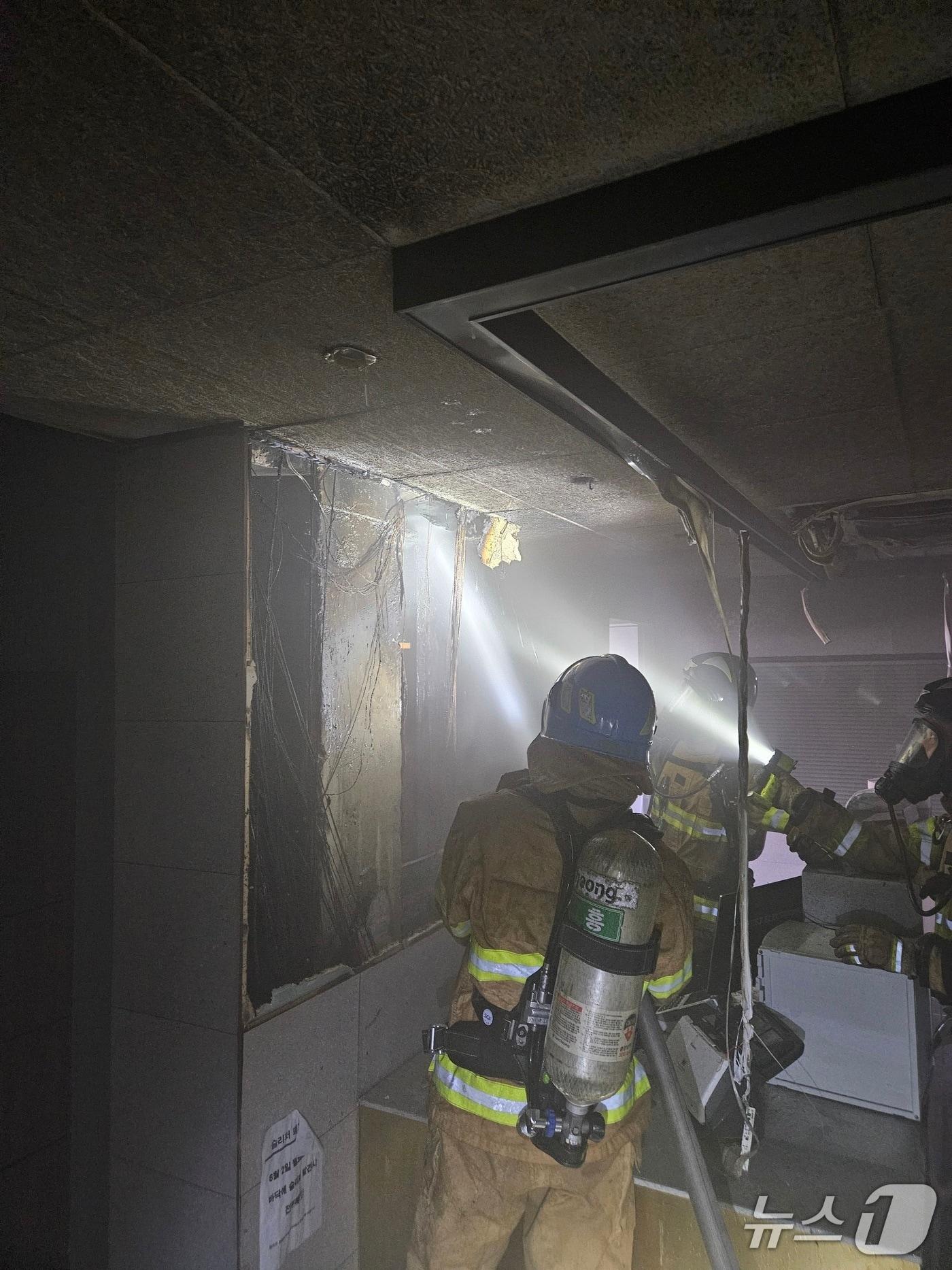 본문 이미지 - 31일 오전 8시 4분쯤 광주 북구 용봉동의 한 고시원에서 불이나 소방당국이 화재를 진화하고 있다.(광주 북부소방 제공. 재판매 및 DB 금지)