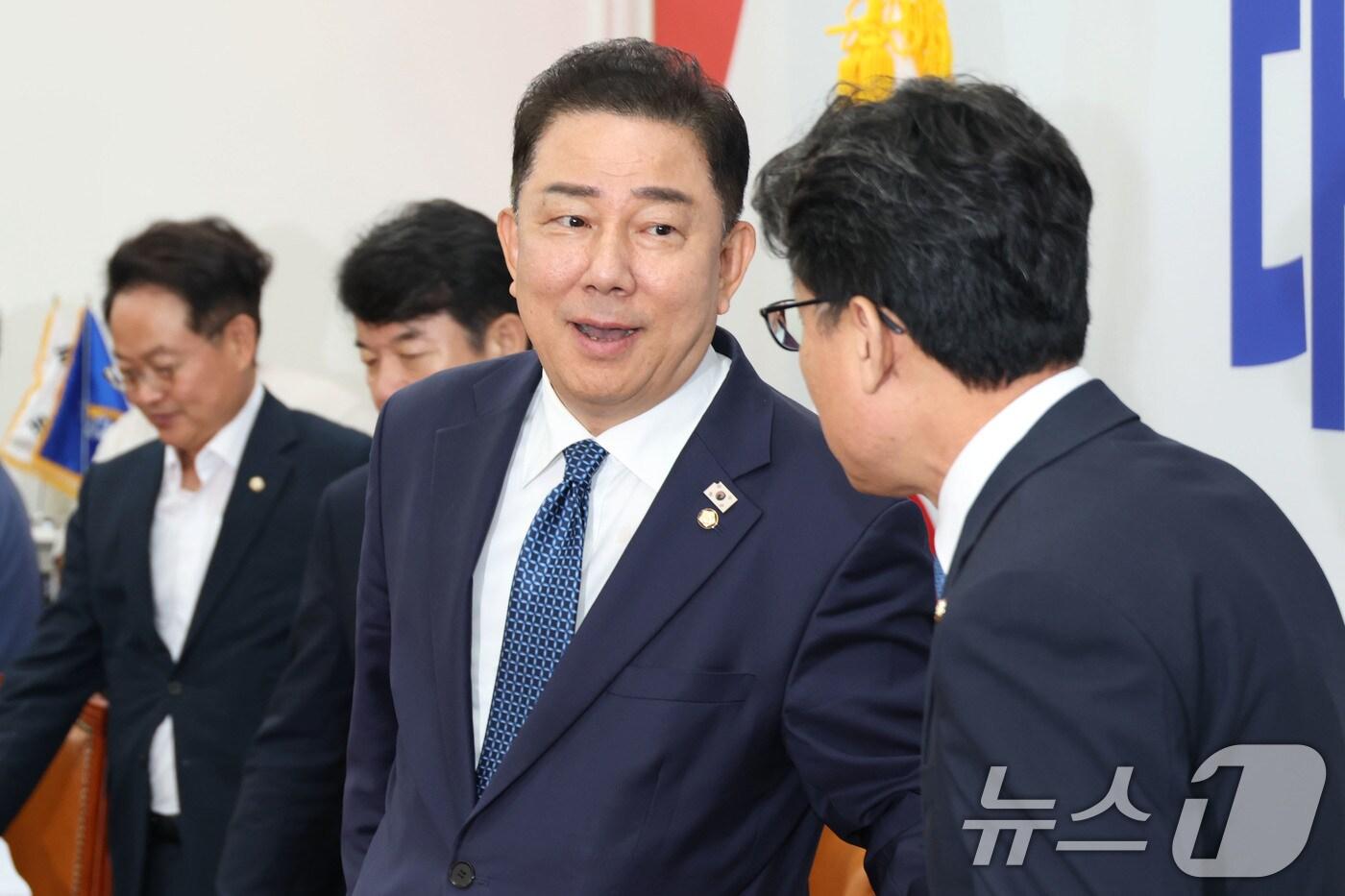 김병기 더불어민주단 대표 직무대행 겸 원내대표가 31일 오전 서울 여의도 국회에서 열린 정책조정회의에 참석하며 진성준 정책위의장과 대화하고 있다. 2025.7.31/뉴스1 ⓒ News1 이광호 기자