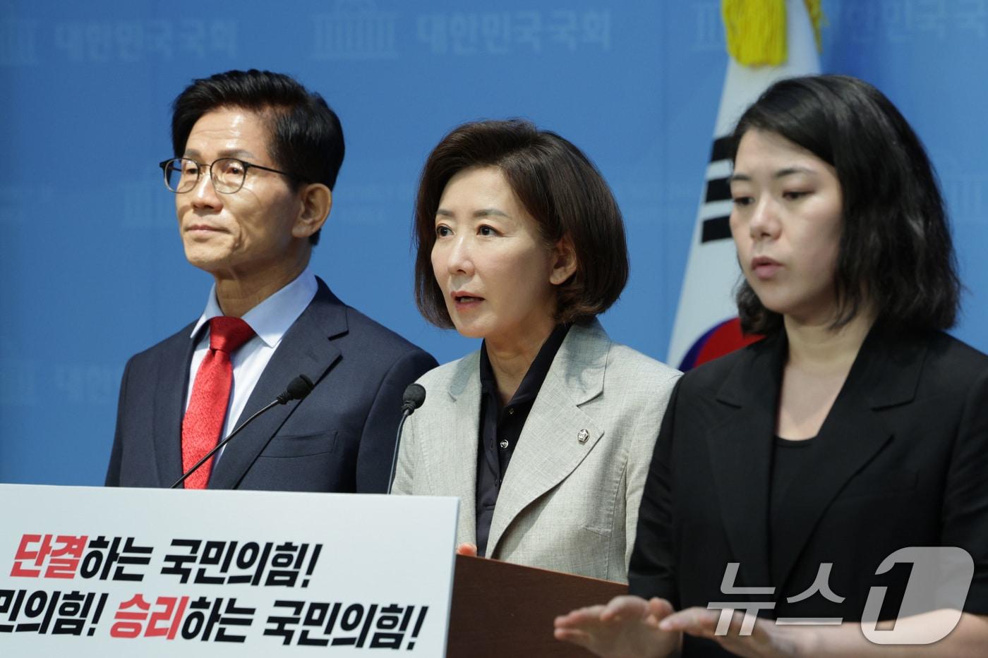 나경원 국민의힘 의원이 31일 서울 여의도 국회 소통관에서 국민의힘 당대표 출마를 선언한 김문수 전 고용노동부 장관을 소개하고 있다. 2025.7.31/뉴스1 ⓒ News1 신웅수 기자