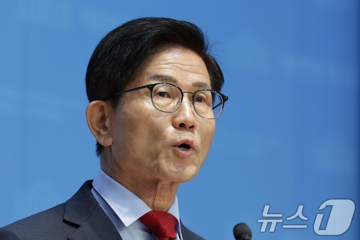 국민의힘 당대표 출마를 선언한 김문수 전 고용노동부 장관이 31일 서울 여의도 국회 소통관에서 비전·공약 발표를 하고 있다. 2025.7.31/뉴스1 ⓒ News1 신웅수 기자