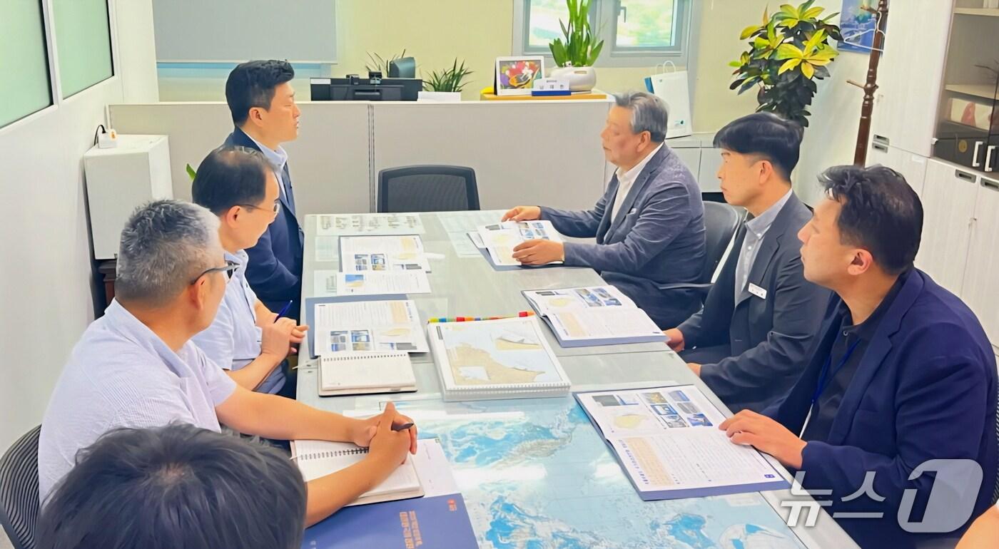 지난 30일 정부세종청사에서 해양수산부 항만국장을 만난 가세로 군수(태안군 제공. 재판매 및 DB금지)2025.7.31/뉴스1