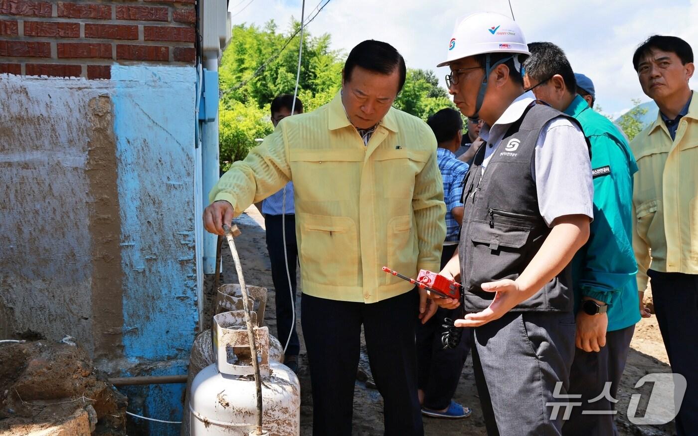  박경국 한국가스안전공사 사장의 집중호우 피해지역 가스시설 점검 모습.(공사 제공. 재판매 및 DB금지)/뉴스1