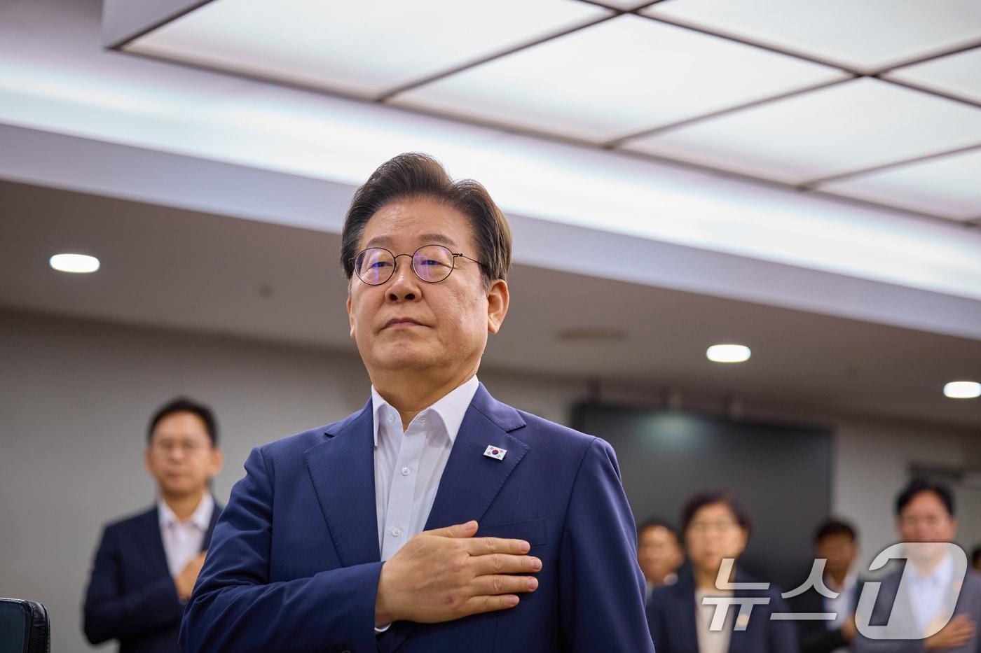 이재명 대통령이 지난 30일 서울 용산 대통령실 청사에서 열린 비상경제점검 태스크 포스(TF) 3차 회의에서 국민의례를 하고 있다. (이재명 대통령 SNS. 재판매 및 DB 금지) 2025.7.31/뉴스1 ⓒ News1 허경 기자