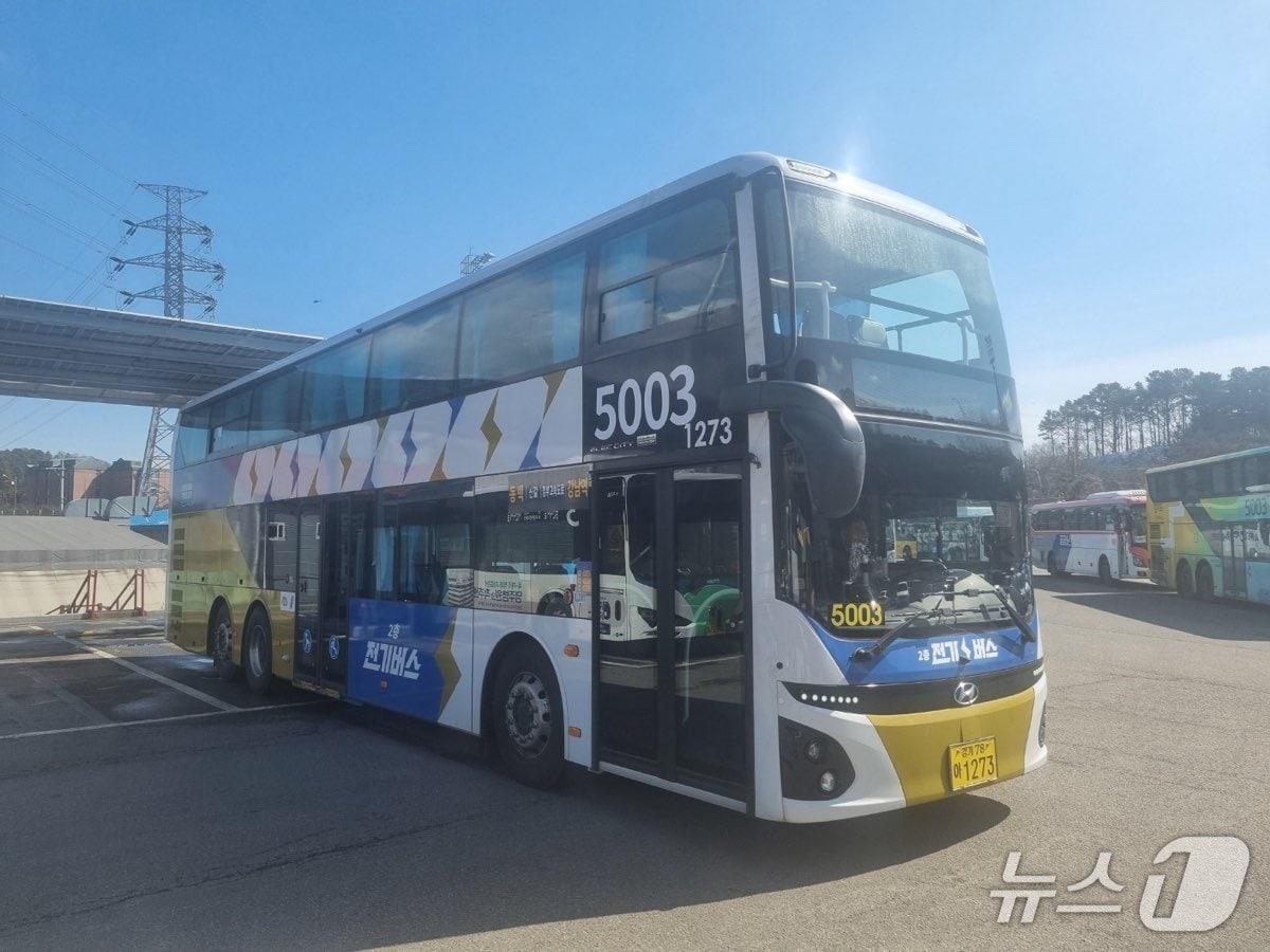 본문 이미지 - 용인~서울 강남역을 운행하는 5003번 2층 전기버스 모습.&#40;용인시 제공&#41;