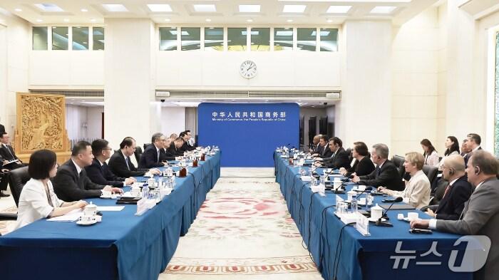 본문 이미지 - 왕원타오 상무부장이 30일 베이징에서 중국을 방문 중인 미중무역전국위원회(USCBC) 이사회 대표단과 만났다. (사진출처=중국 상무부 홈페이지)