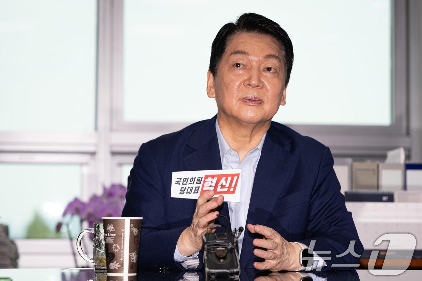 국민의힘 당대표 출마를 선언한 안철수 의원이 31일 서울 여의도 국회 의원회관에서 열린 청년 기업인 커피챗에서 발언하고 있다. 2025.7.31/뉴스1 ⓒ News1 유승관 기자