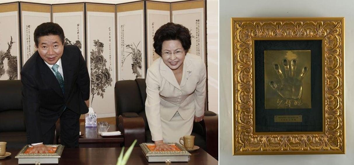 본문 이미지 - 행복도시 기공식 핸드프린팅하는 노무현 전 대통령 부부(왼쪽)와 노 전 대통령 핸드프린팅 자료.  (노무현 재단 제공. 재판매 및 DB금지)