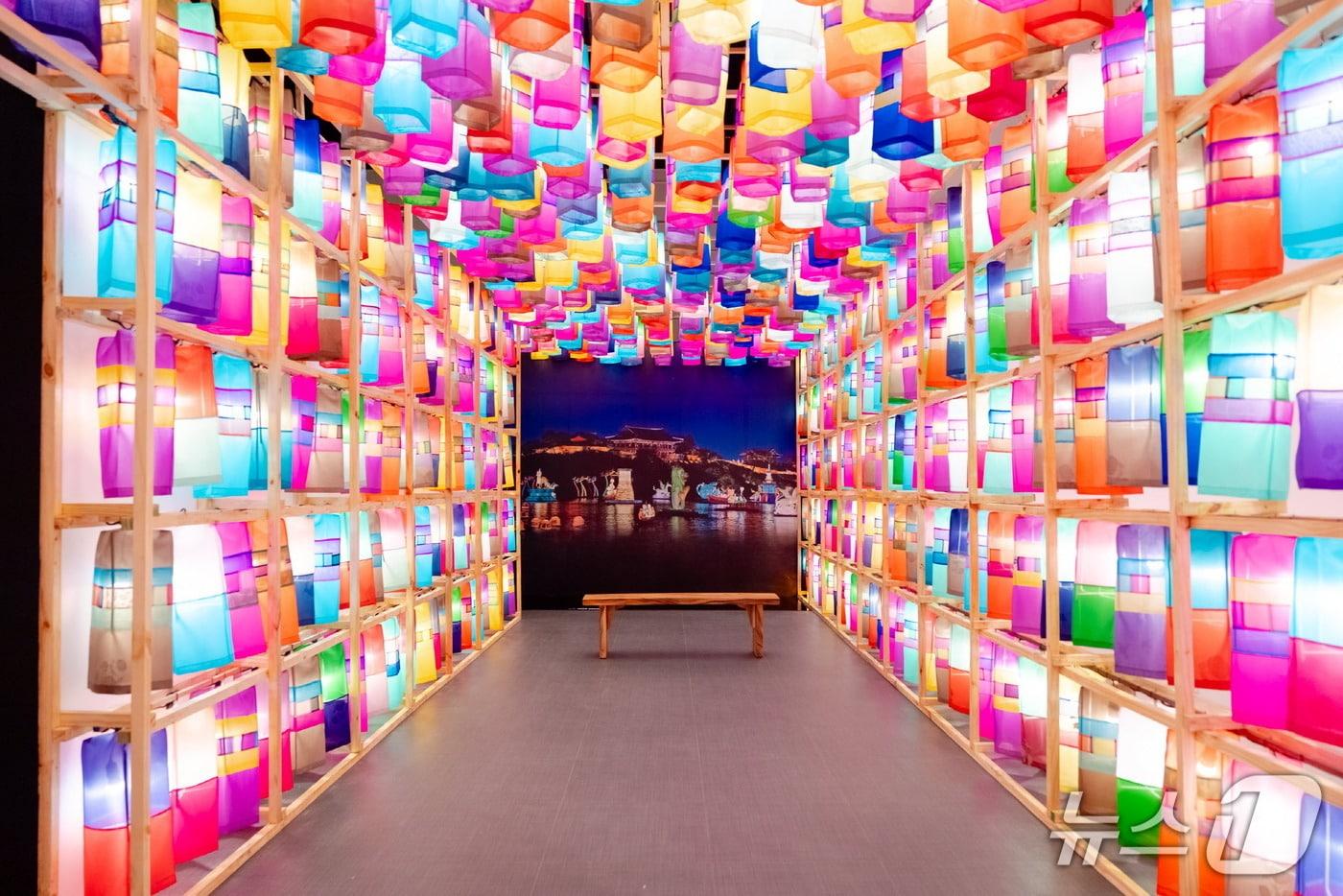 진주실크등 필리핀 전시회의 실크등터널&#40;진주시 제공. 재판매 및 DB금지&#41;.