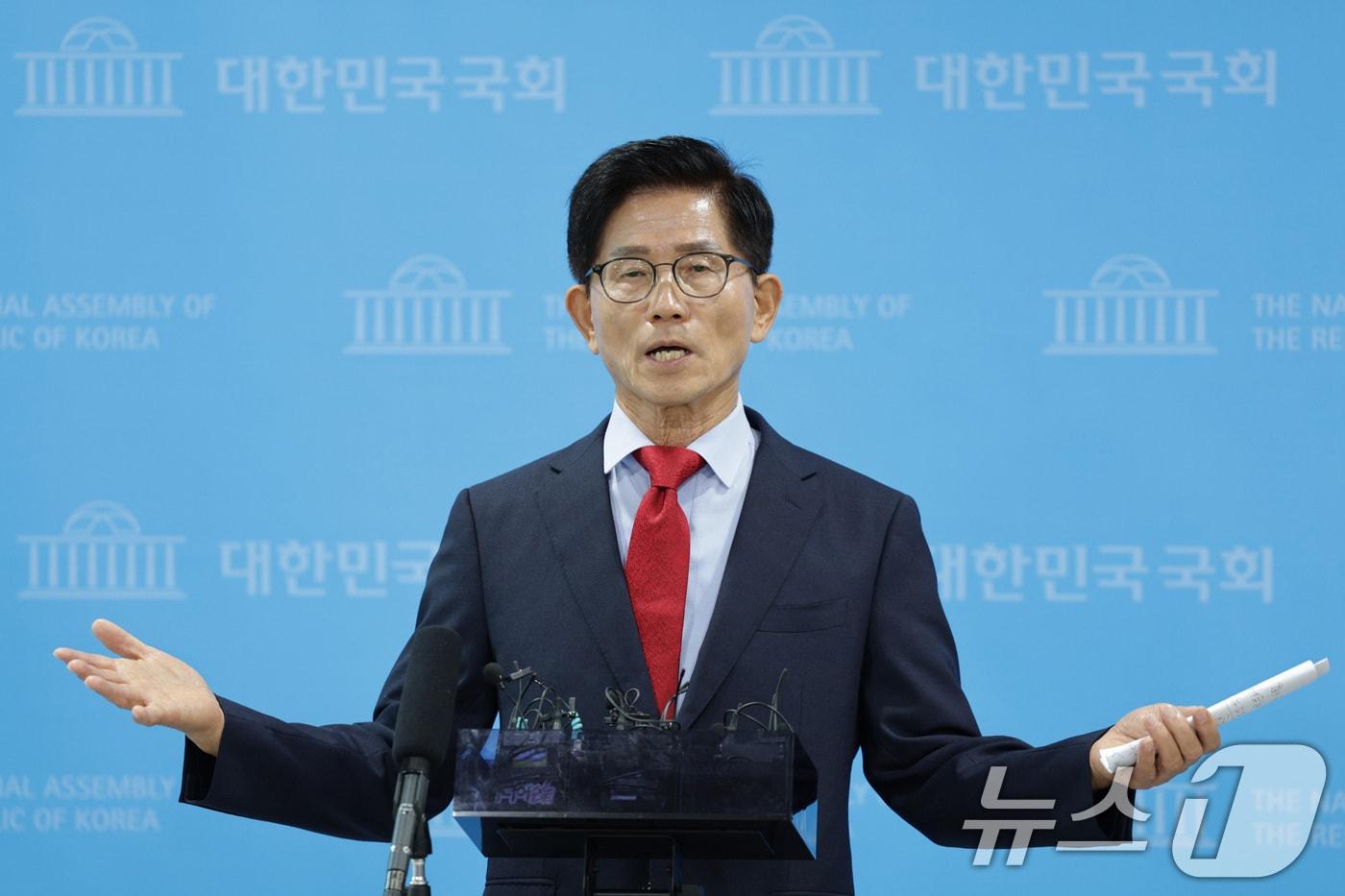 국민의힘 당대표 출마를 선언한 김문수 전 고용노동부 장관이 지난달 31일 서울 여의도 국회 소통관에서 비전·공약 발표를 마친 후 취재진의 질의에 답변하고 있다. 2025.7.31/뉴스1 ⓒ News1 신웅수 기자