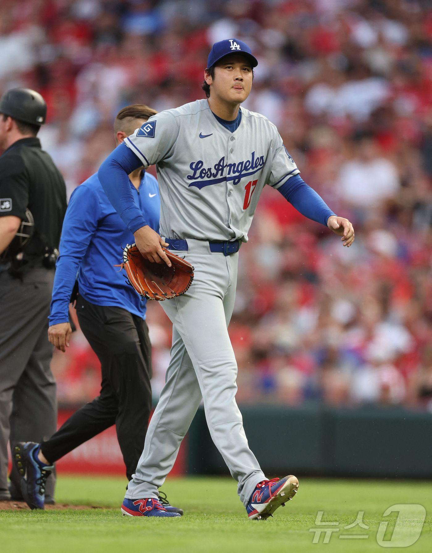 본문 이미지 - 투구 도중 마운드에서 내려오는 오타니.ⓒ AFP=뉴스1
