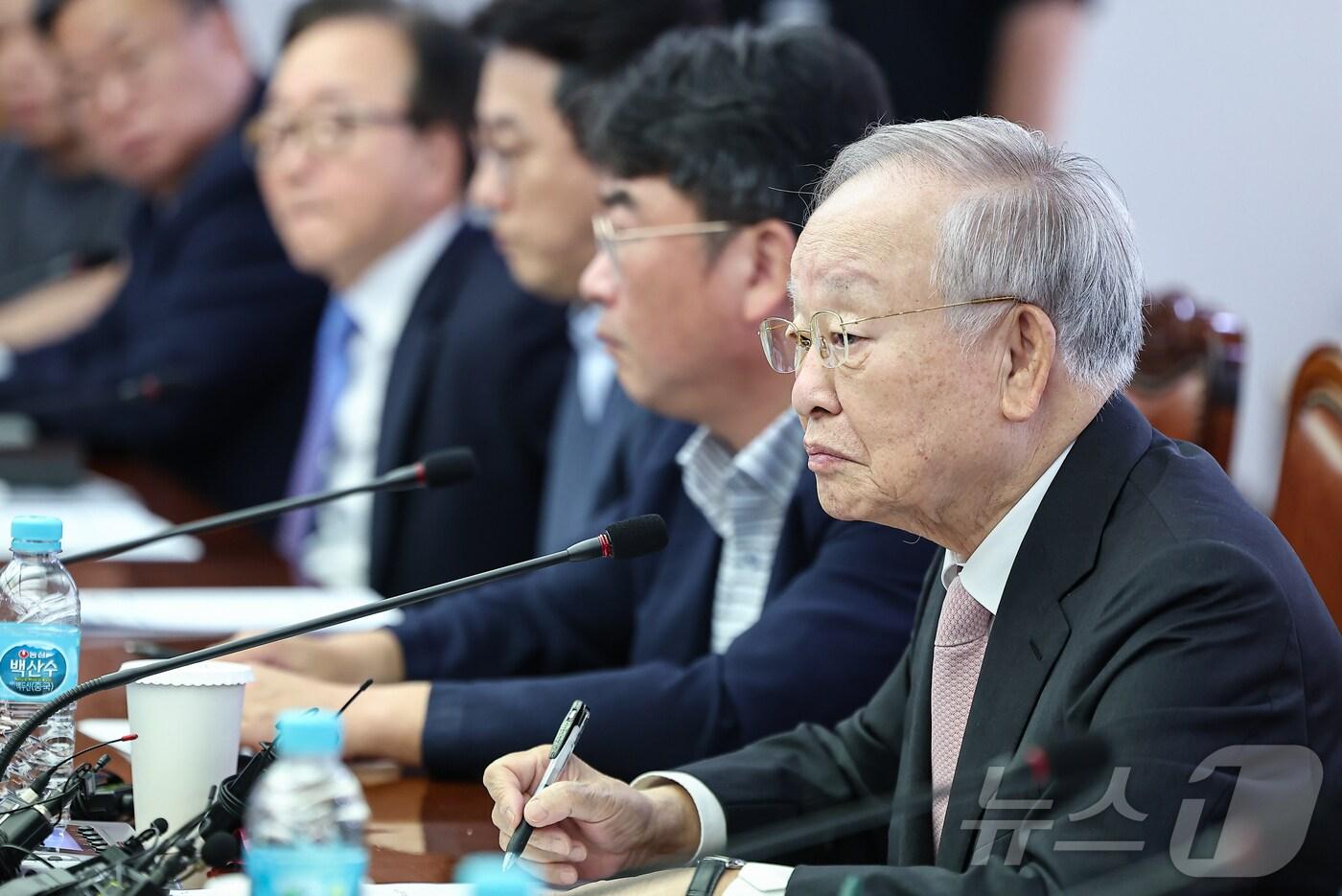 손경식 한국경영자총협회 회장이 31일 서울 마포구 경총회관에서 열린 노동조합법 개정 관련 기자회견에 참석해 취재진 질문을 경청하고 있다. 2025.7.31/뉴스1 ⓒ News1 김도우 기자