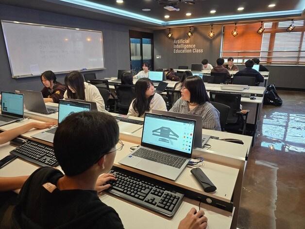 본문 이미지 - 3D 프린팅 창작날개 프로젝트 운영 모습.(충북교육청 제공. 재판매 및 DB금지)/뉴스1